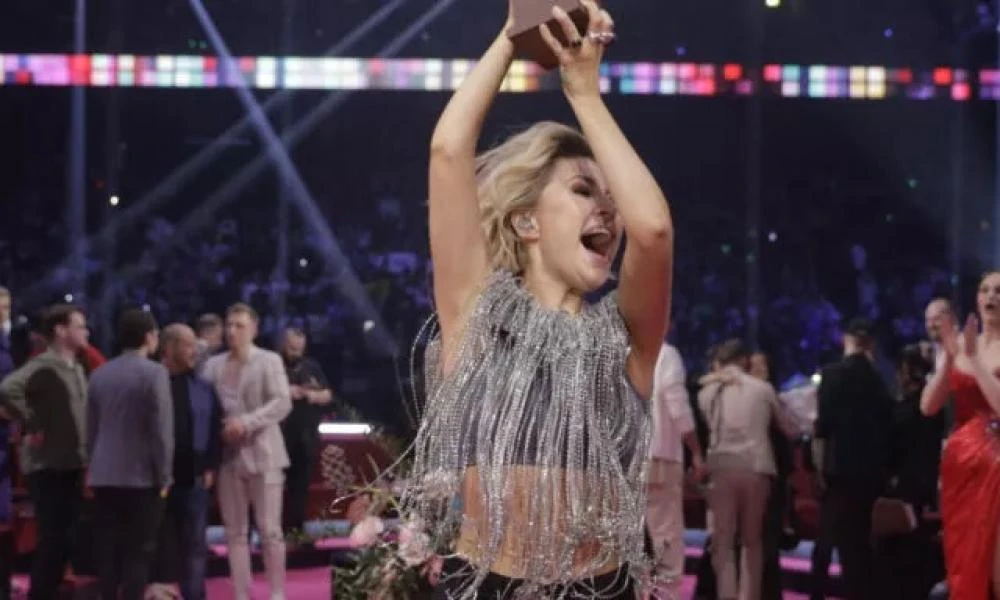 Eurovision 2022: Χαμός στην πρόβα της Σουηδίας – Χτύπησε ρεύμα την τραγουδίστρια